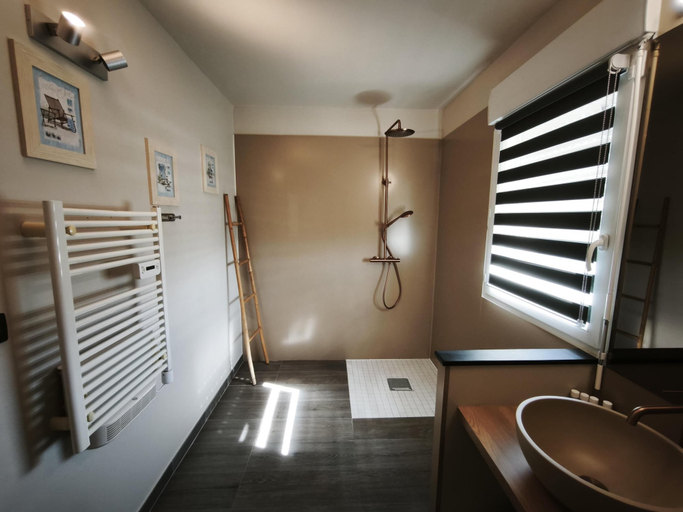 Bathroom 5, Hôtel Kyriad Brive La Gaillarde Ouest, Corrèze