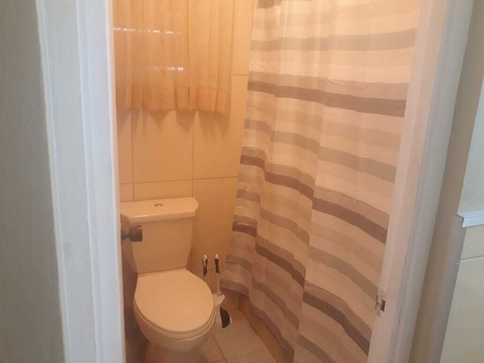Bathroom 4, Lawrence Pool House