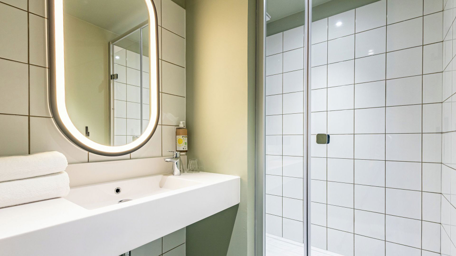 Bathroom 3, greet Hotel Reims Tinqueux, Marne