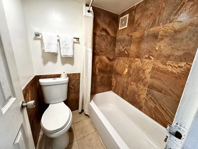 Bathroom 4, Cloverleaf Motel Richmond Near Turnpike, Richmond