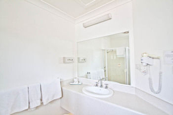 Bathroom 3, Branxton House Motel, Cessnock