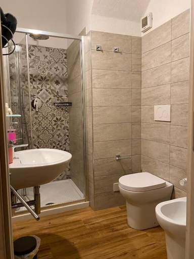 Bathroom 5, Piccolo Borgo, Genova