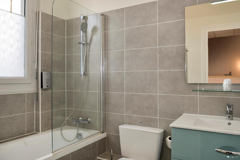 Bathroom 2, Hôtel Le Saint Florent, Loir-et-Cher