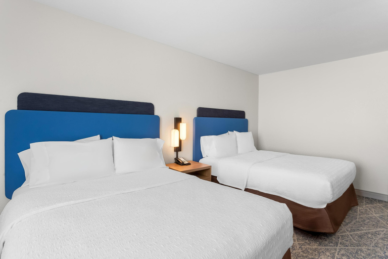 Bedroom 3, Hampton Inn & Suites Chicago Deer Park, Cook