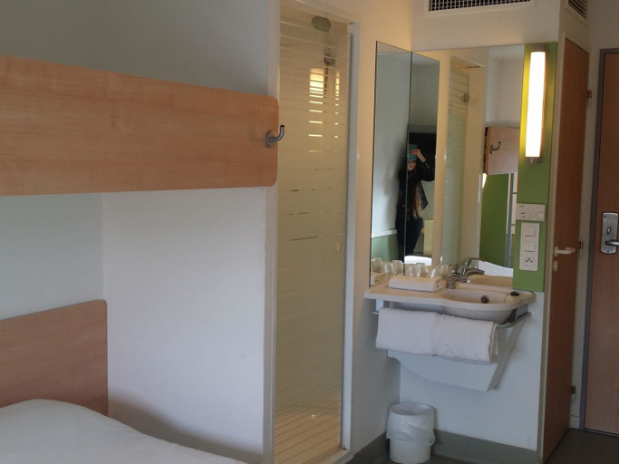 Bathroom, ibis budget Carcassonne Aéroport, Aude