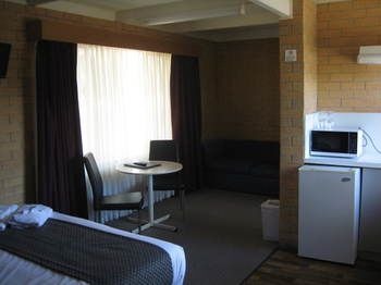 Others 4, Yowani Country Club, Canberra