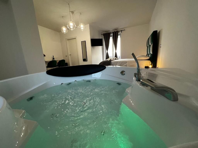 Bathroom 1, Habitat Luxury Suites, Caserta