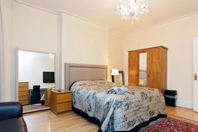 Bedroom 2, Hyde Park Rooms and Apartments, London