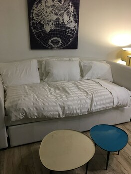 Room 2, BEST DEAL! 2BR Modern Beachfront Ocean Drive WiFi, Miami-Dade