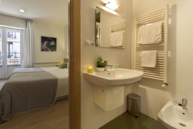 Bathroom 3, Hostal La Numantina, La Rioja