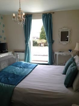 Guestroom 5, The Antrobus Hotel, Wiltshire
