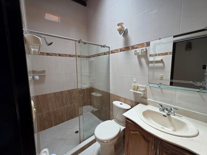 Bathroom 2, Casa Hotel Realeza del Estádio, Medellín