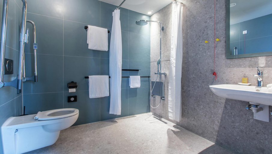 Bathroom 4, Hilton Garden Inn Mannheim, Mannheim