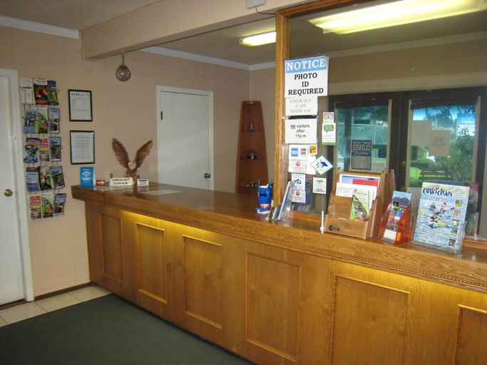 Public Area, Falcon Nest Motel, Cowichan Valley