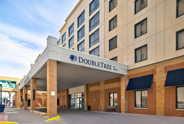 Exterior & Views 2, DoubleTree by Hilton Davenport, Scott