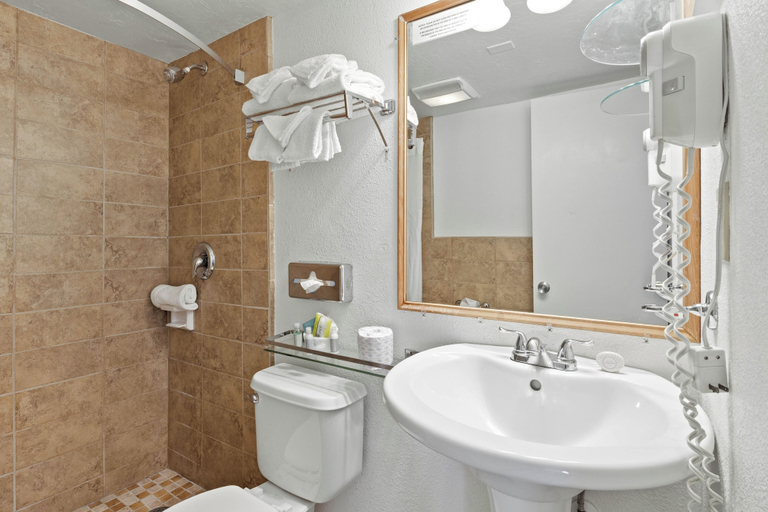 Bathroom 3, Waldport Bayfront Hotel and Restaurant, Lincoln