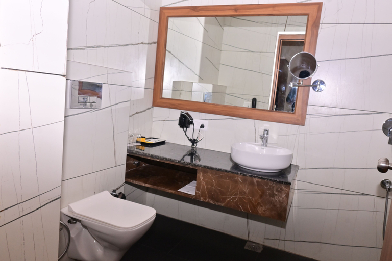 Bathroom 4, Comfort Inn Shubhra Ghazipur, Ghazipur