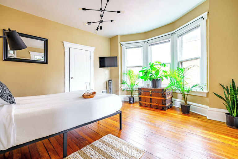 Room 4, The Parkside by Jungle House – Short North Boutique Suites, Franklin