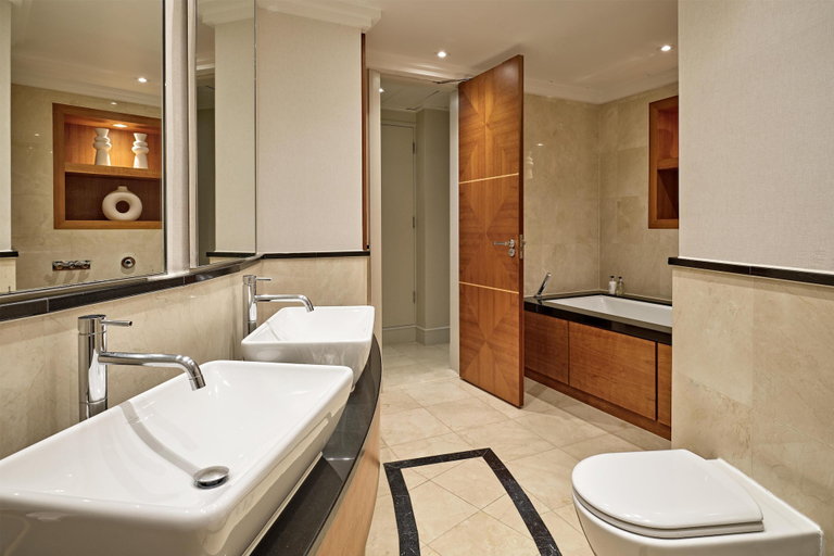 Bathroom 5, London Hilton on Park Lane, London