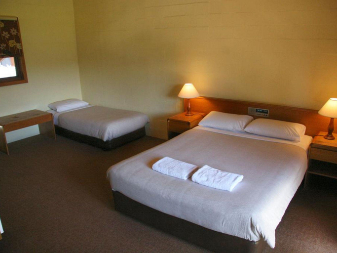 Bedroom 2, Mountain Creek Motel, Alpine - East