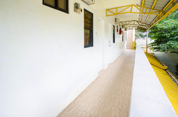 Others 5, Bambooze Hauz, Malay