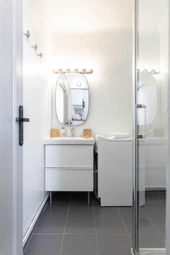Bathroom 4, Le Rive Neuve, Bouches-du-Rhône