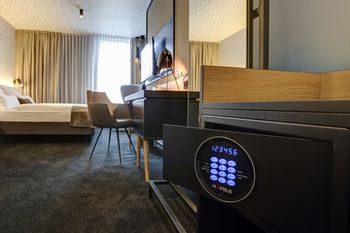 Others 2, Boutique 125 Hamburg Airport, Hamburg