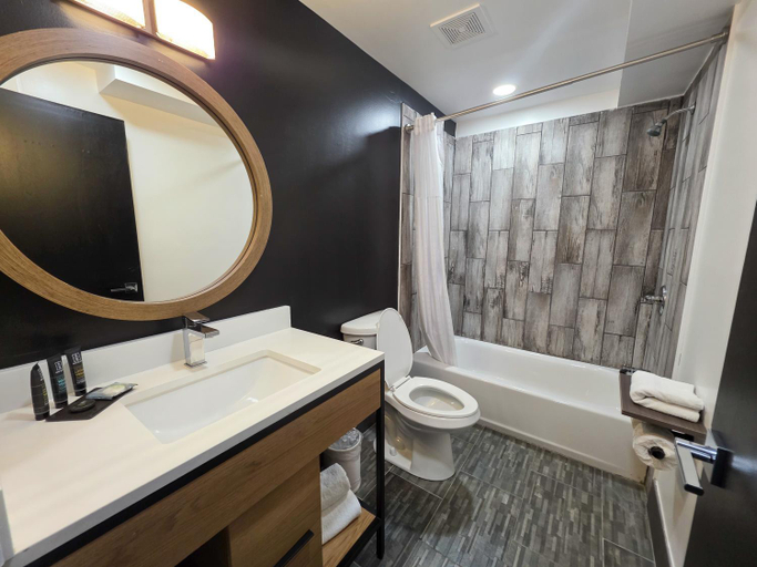 Bathroom 3, Penn Lodge Hotel & Suites, Bucks