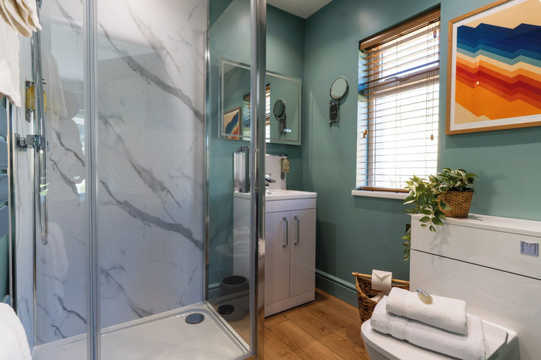 Bathroom 2, Woodstock - 3 Bed Luxury Bungalow House, Worcestershire