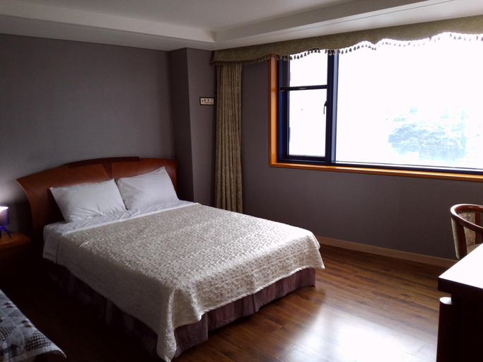 Bedroom 5, Seongsanpo Sky Hotel, Seogwipo