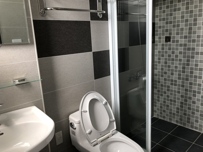 Bathroom 2, Single Eyelid Hostel, Yilan