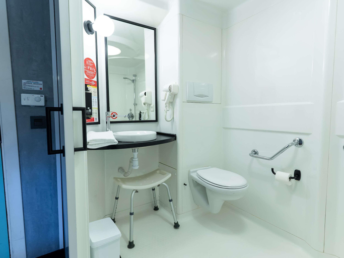 Bathroom 5, Ibis Hotel Alicante, Alicante