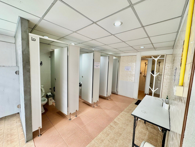 Bathroom 4, Near BKK Airport Hostel, Bang Phli