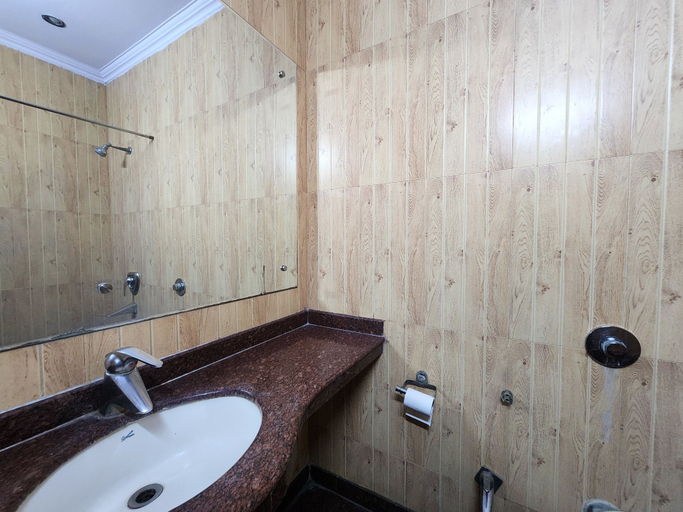 Bathroom 4, Hotel Mid Town, Delhi