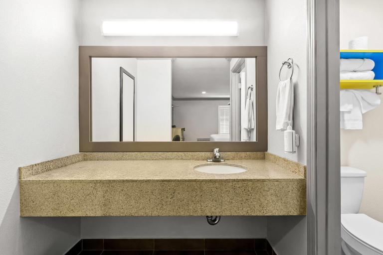 Bathroom 4, Days Inn by Wyndham San Francisco South, San Mateo