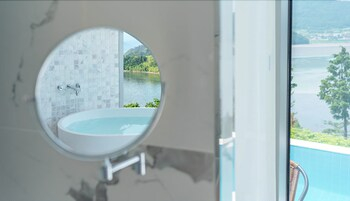 Bathroom 3, Bayclub, Namhae