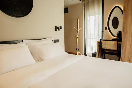 Others 5, Hotel 1920