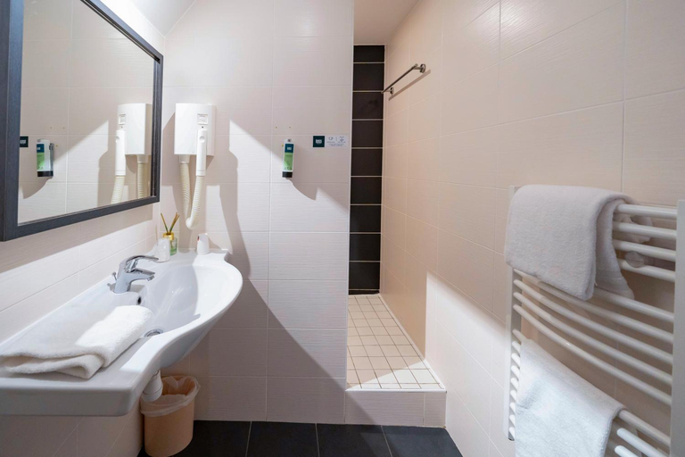 Bathroom 4, Logis Auberge Du Cheval Blanc, Morbihan