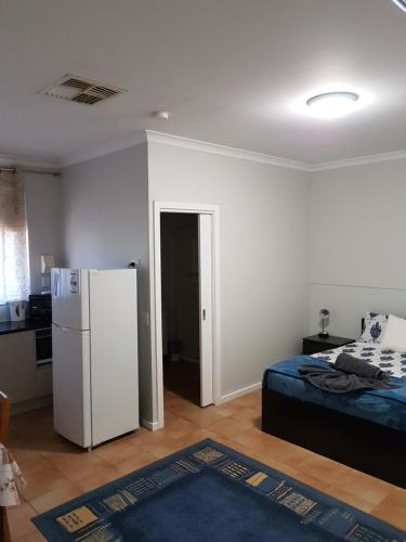 Others 5, Rhodeside Lodge, Greenough
