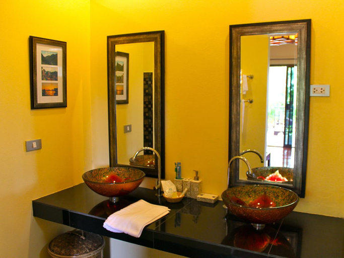 Bathroom 2, Baan Famui, Chiang Dao
