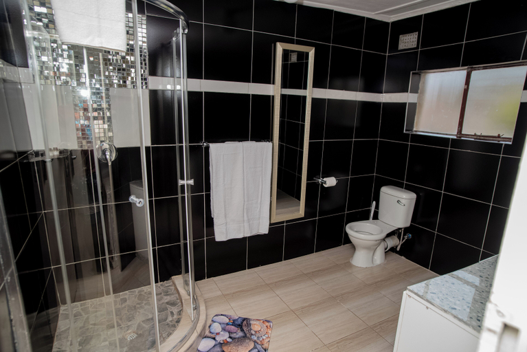 Bathroom 3, uPhondo Lodge, Bulawayo