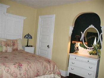 Others 2, A Moment in Time Bed and Breakfast, Niagara