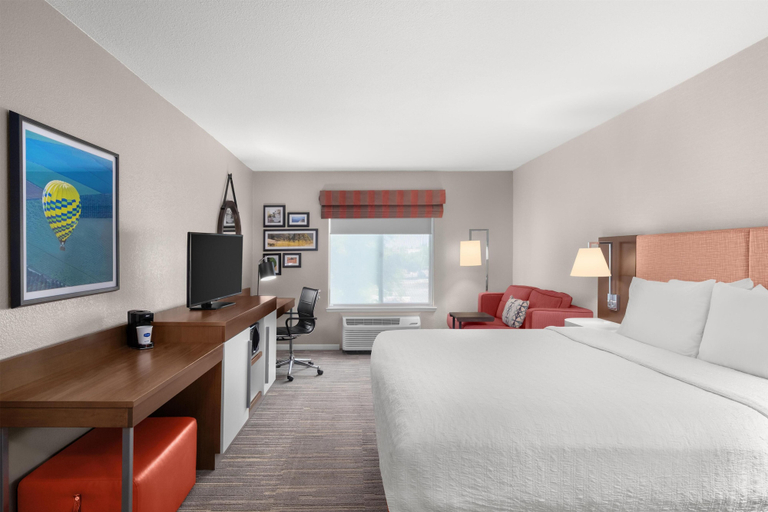 Bedroom 3, Hampton Inn & Suites Fresno, Fresno