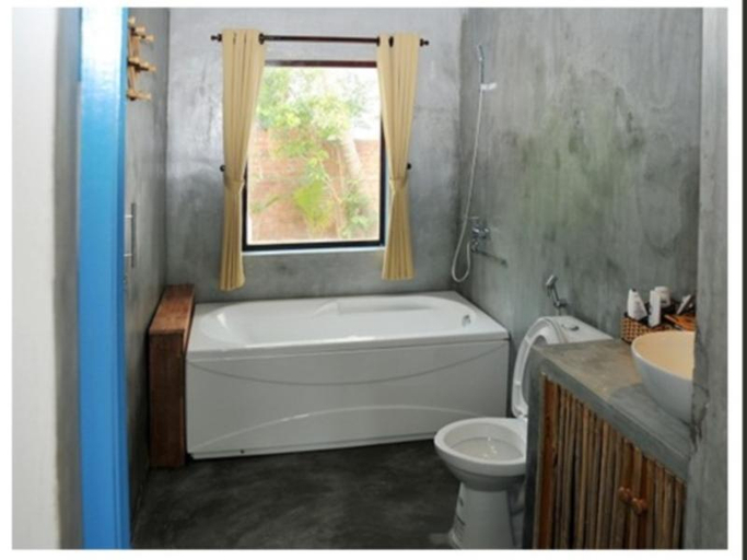 Bathroom 4, Local Beach Homestay, Da Nang