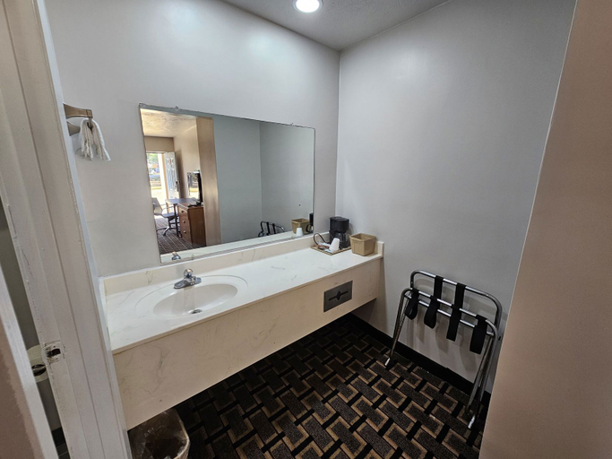 Bathroom, TRAVEL INN, Rankin