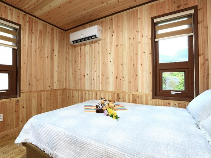 Bedroom 2, Jeju Seowoobong Pension, Jeju