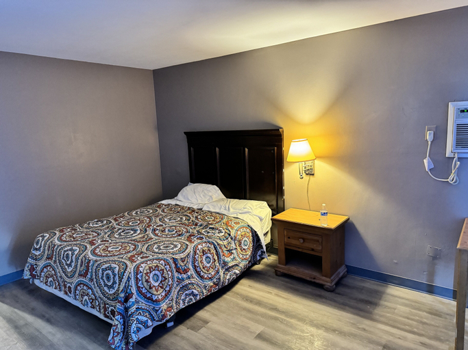 Bedroom 2, Clintonville Motel, Waupaca