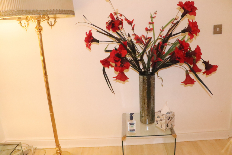 Public Area, Skyline Haven Modern 2BR w/ Free Parking & 4kTV, London
