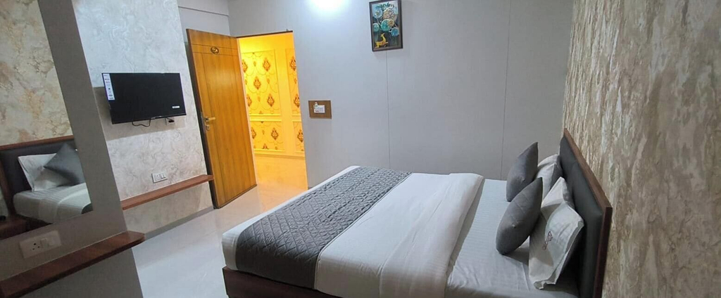 Room 3, Hotel Cloud 7, Ahmadabad