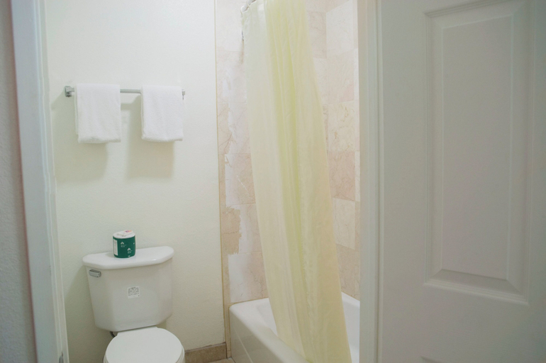 Bathroom 5, The Emerald Inn on Sunset, Los Angeles